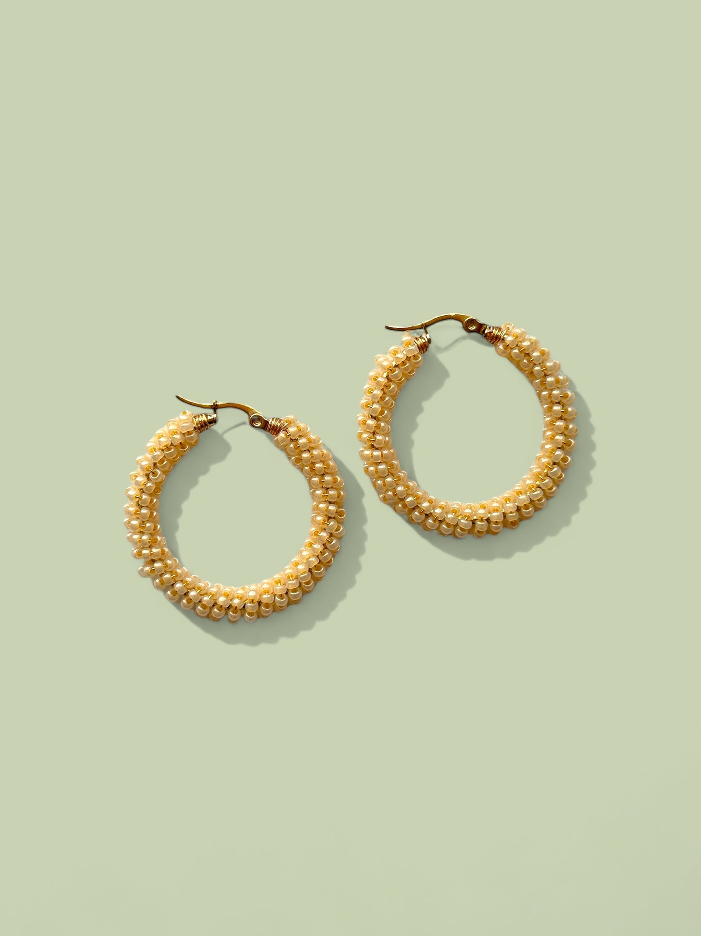 Beaded Hoops (useita värivaihtoehtoja)