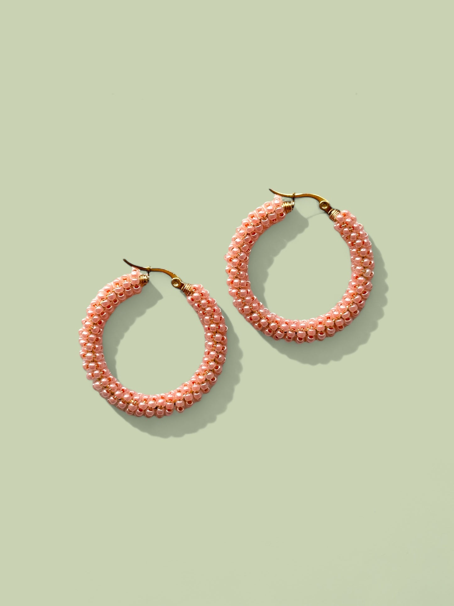 Beaded Hoops (useita värivaihtoehtoja)